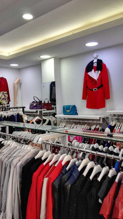 實體店倒閉潮中，深圳石巖這條街的服裝店為何月賺百萬？